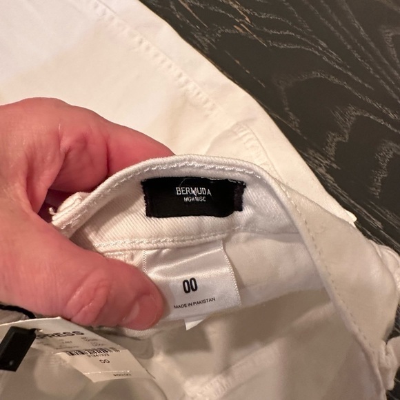 EXPRESS Bermuda High Rise Shorts w/ frayed hem size 00 NEW - Picture 8 of 11